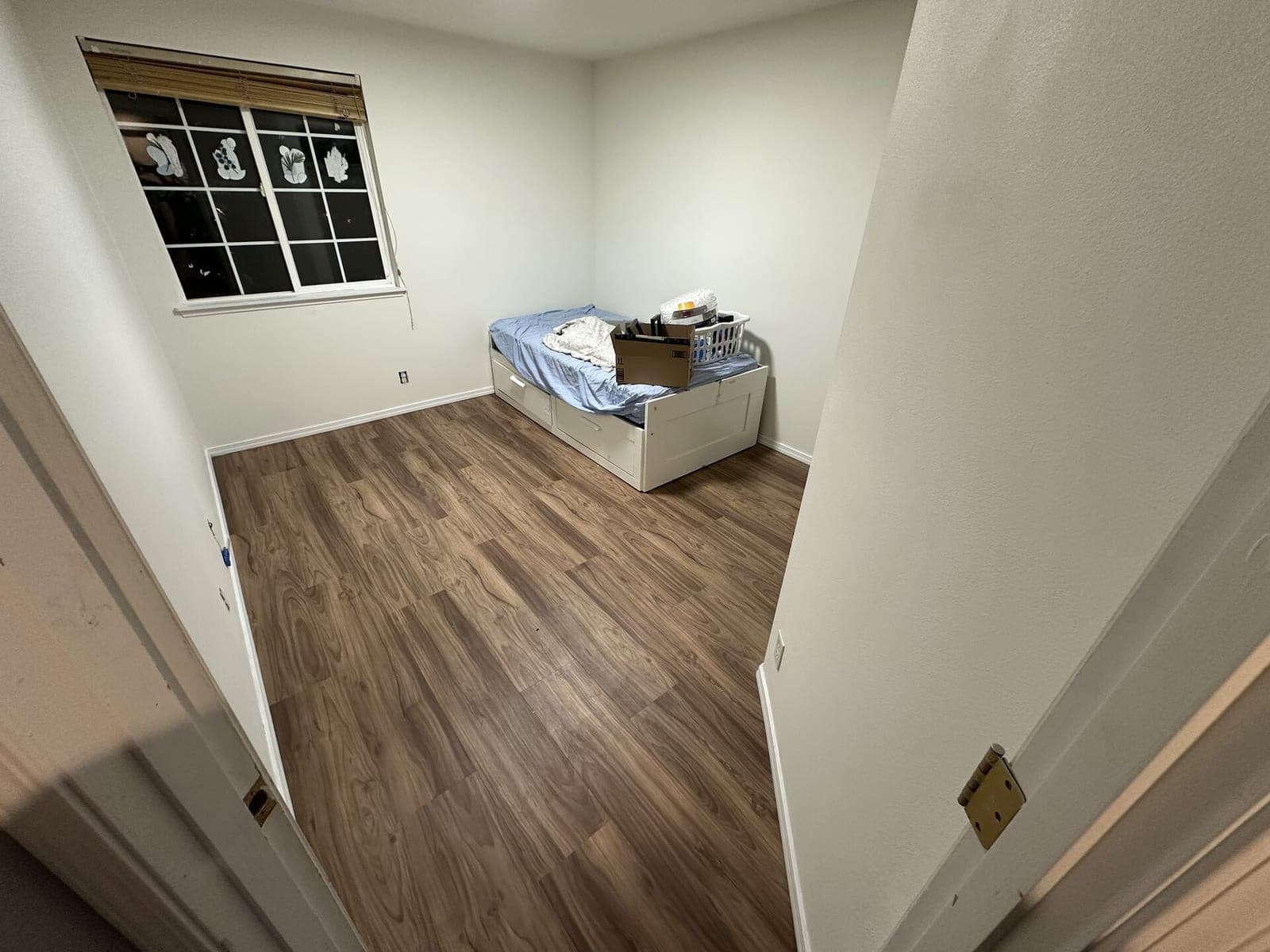 Habitación restaurada tras la remediación y las reparaciones