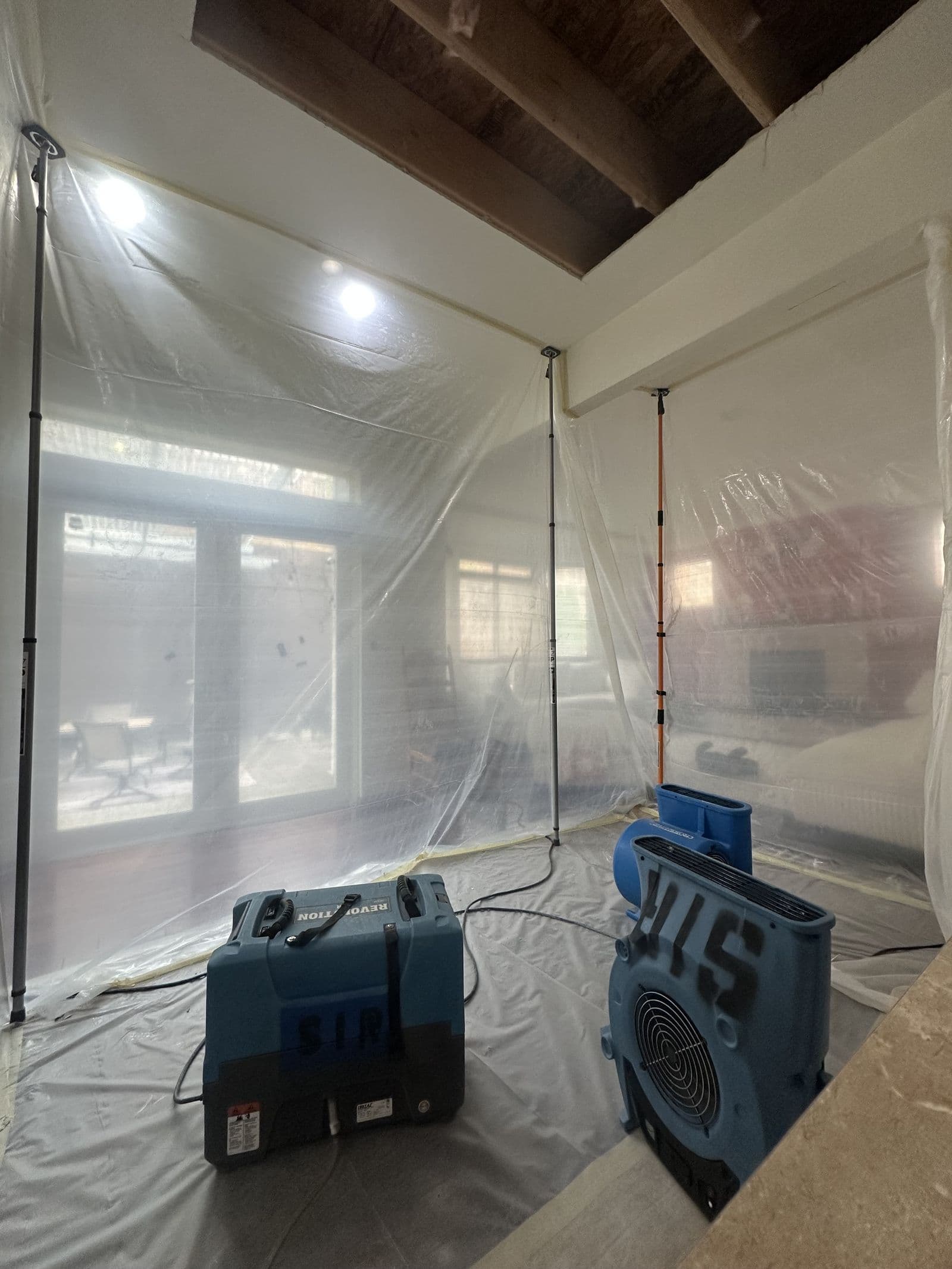 Contención instalada para evitar la contaminación cruzada