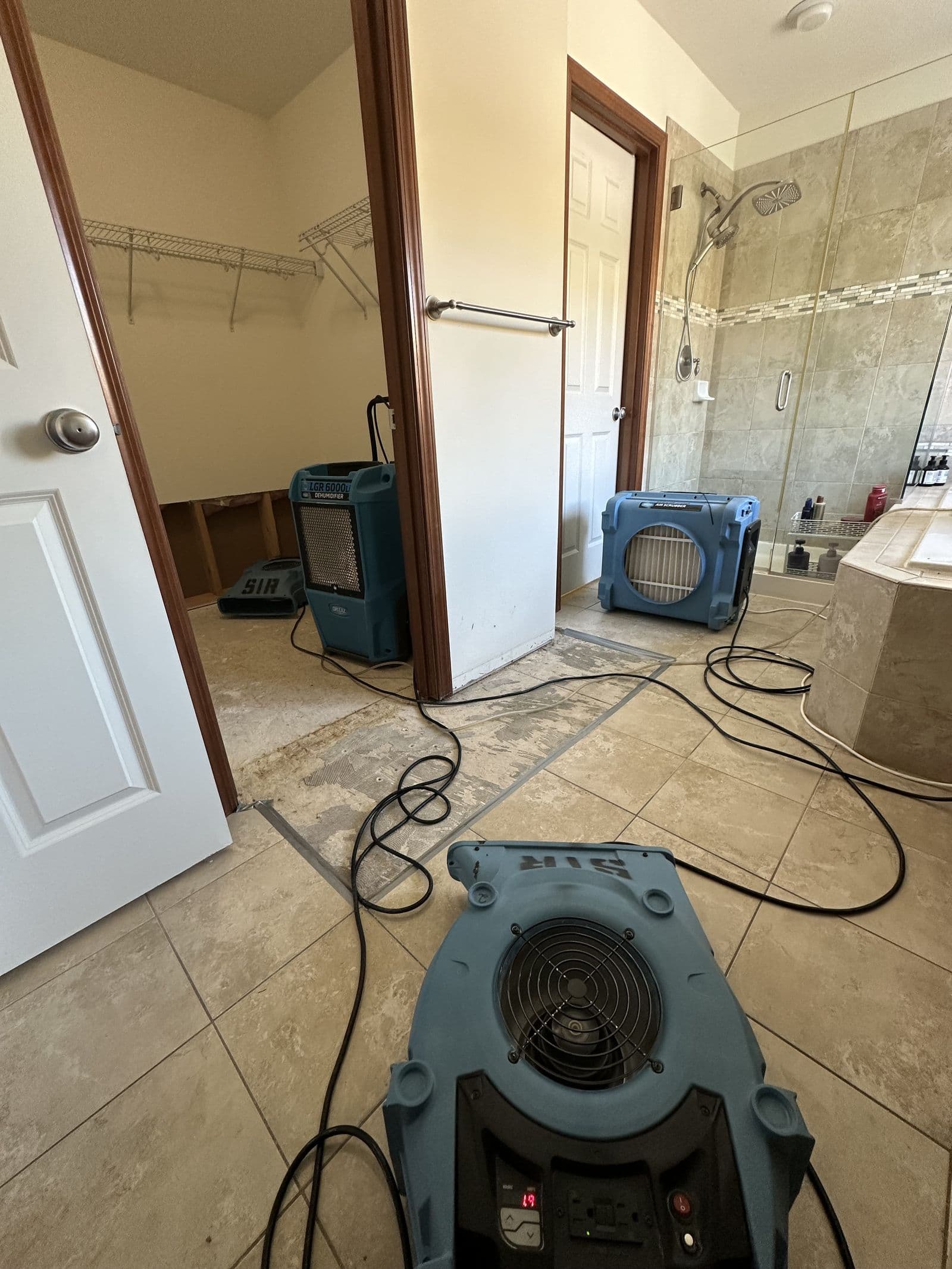 Equipos de secado en funcionamiento tras una pérdida de agua en el baño
